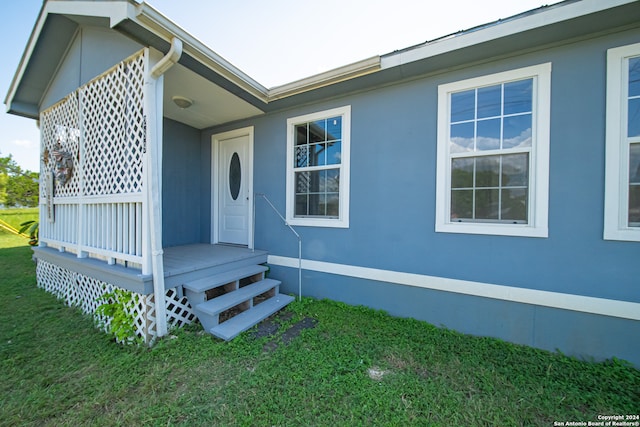 view of front facade featuring a front lawn