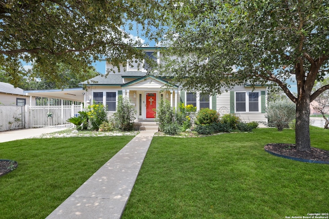 view of front of house featuring a front lawn