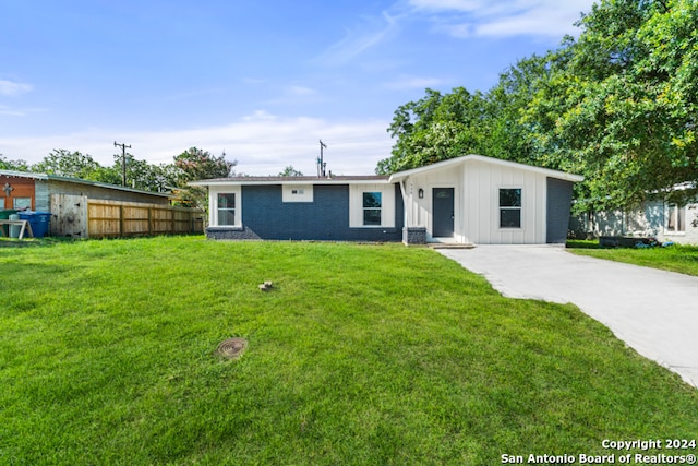 view of front of property featuring a front yard