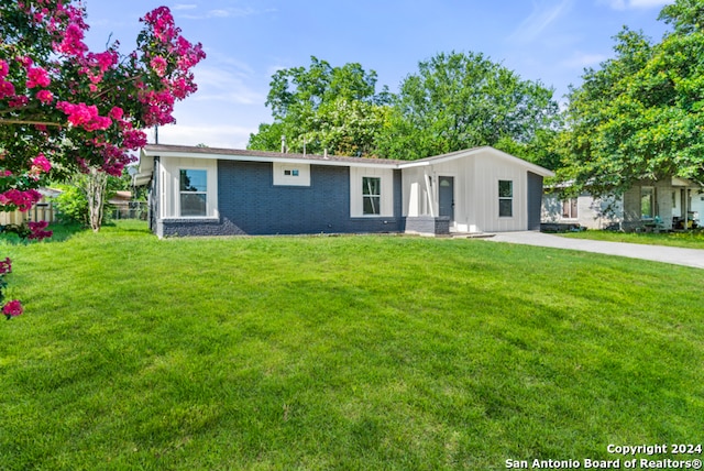 view of front of house featuring a front lawn