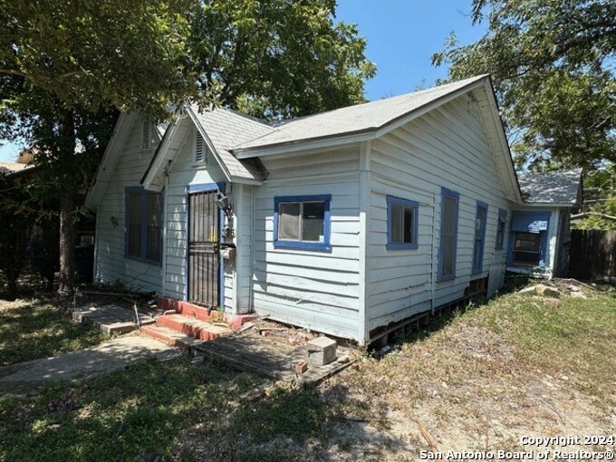 335 Elmhurst Ave, San Antonio, TX 78209 - view of front of property featuring a shingled roof and entry steps
