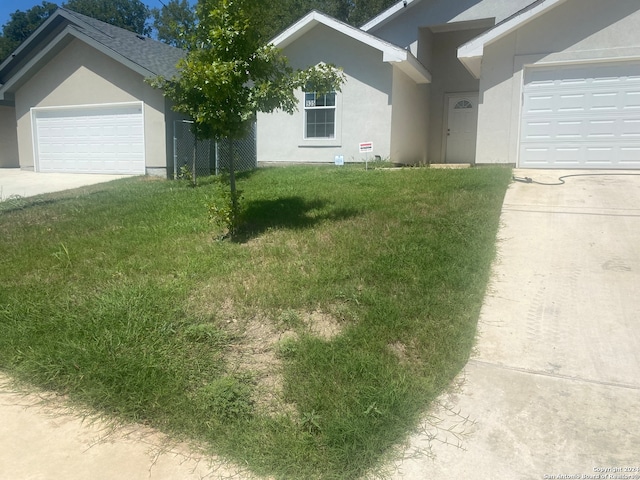 view of front of house featuring a garage and a front yard