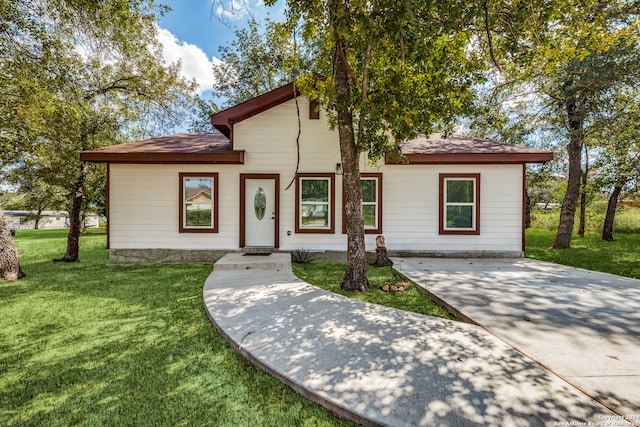 view of front facade featuring a front yard