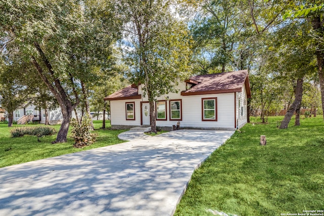 view of front of property with a front yard