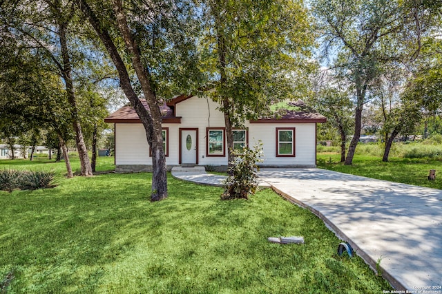 view of front of home featuring a front lawn