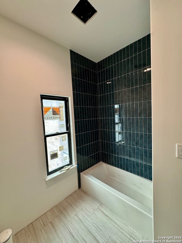 bathroom featuring tiled shower / bath