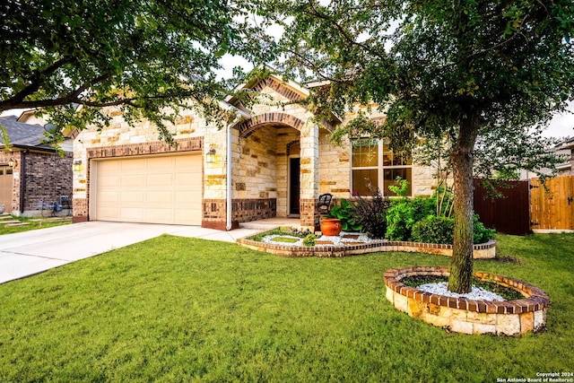 view of front of house featuring a front lawn