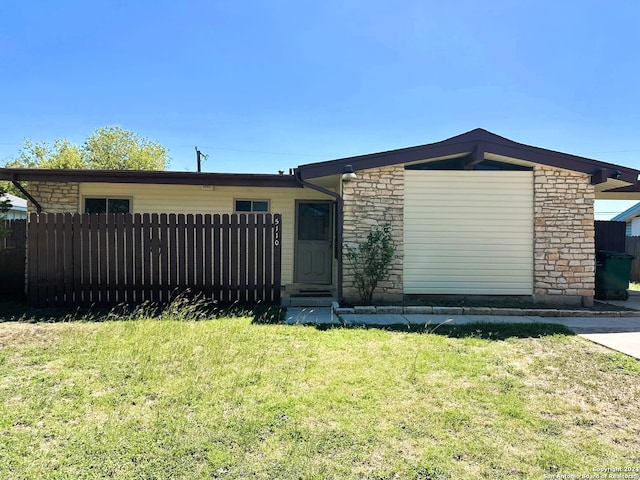 view of front of property with a front lawn