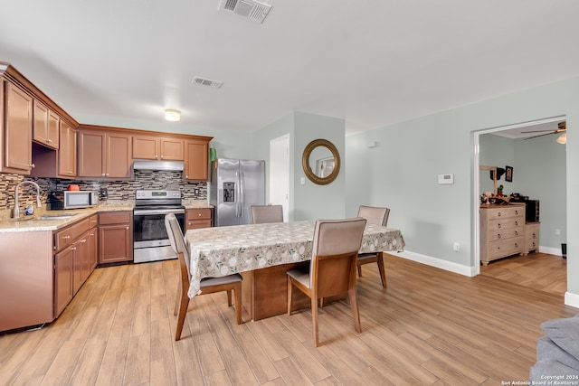 kitchen featuring sink, light hardwood / wood-style flooring, stainless steel appliances, and ceiling fan