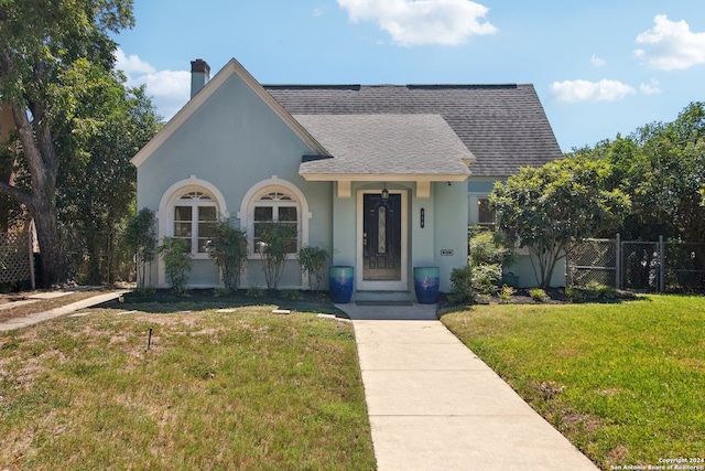 view of front of property featuring a front yard