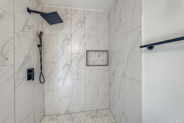 bathroom featuring a tile shower