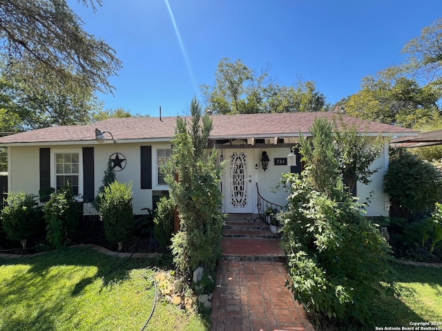 single story home with a front yard