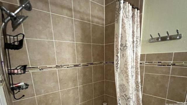 bathroom featuring curtained shower