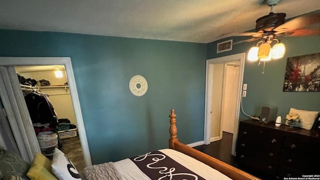 bedroom with dark hardwood / wood-style flooring, ceiling fan, and a closet