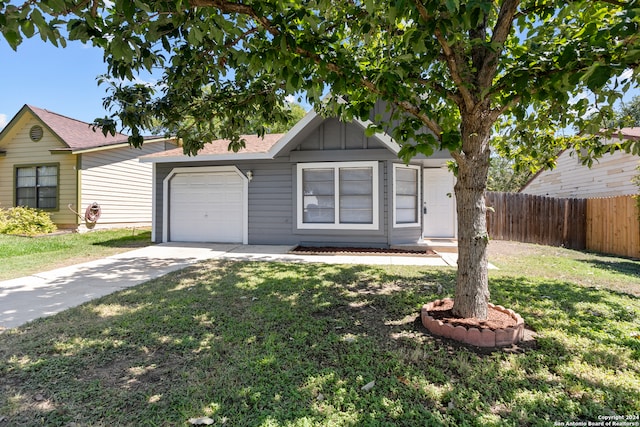 view of front facade featuring a front lawn and a garage