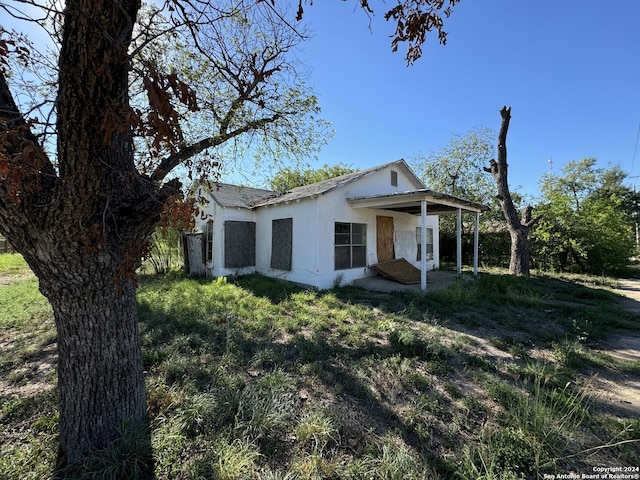 view of front of property featuring a front lawn