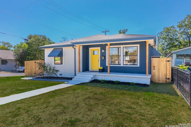 view of front of house featuring a front lawn