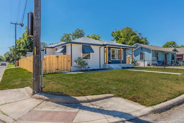 view of front of property with a front yard