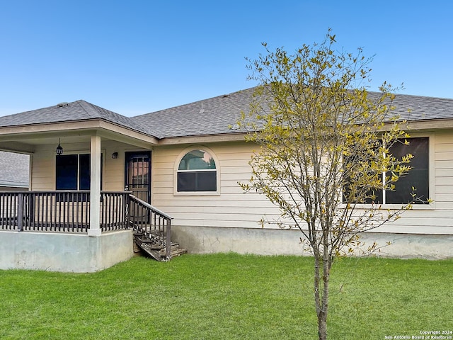 view of front facade featuring a porch and a front lawn