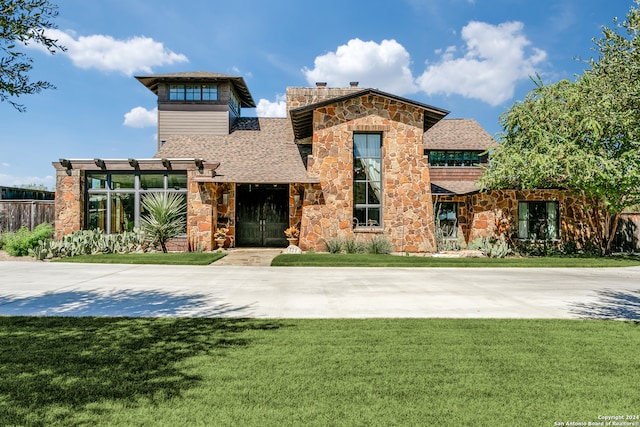 view of front of property with a front yard