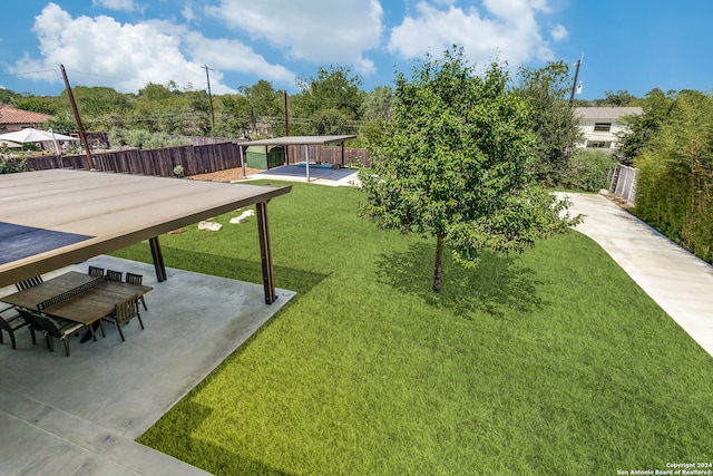 view of yard featuring a patio area