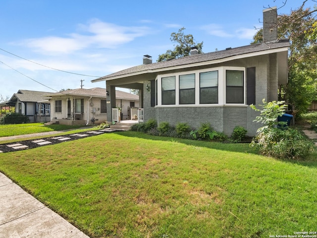 view of front of house with a front lawn