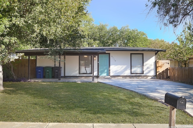 view of front of house featuring a front lawn