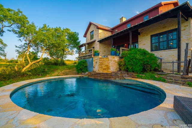 view of swimming pool