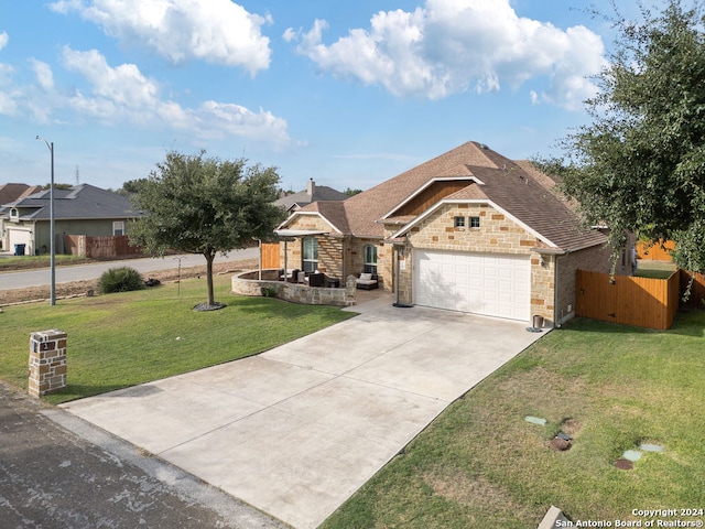 view of front of property featuring a front yard