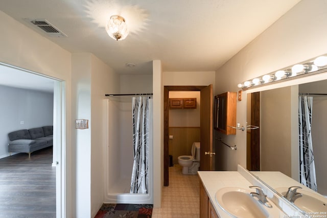 355 Mountain Creek Rd, Pipe Creek, TX 78063 - bathroom with toilet, vanity, and a shower with curtain