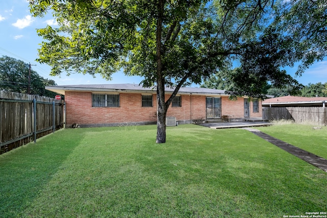 back of house featuring a lawn