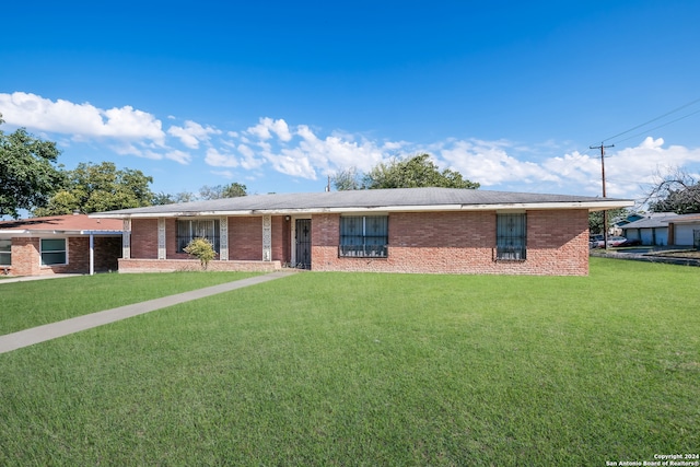 single story home featuring a front lawn