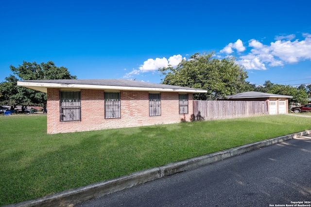 view of front of property featuring a front lawn and a garage