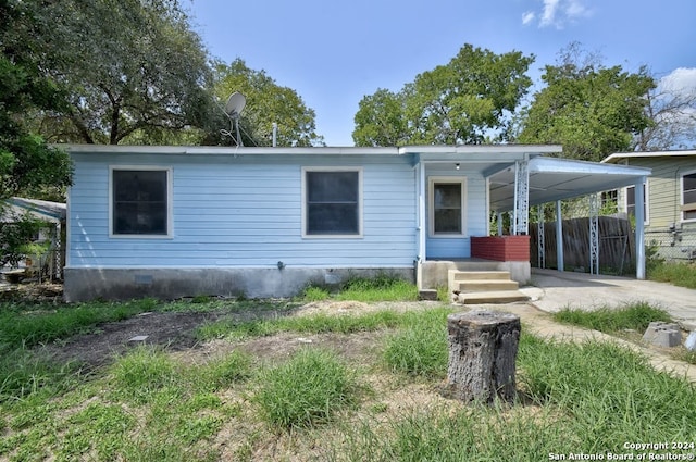 manufactured / mobile home featuring a carport