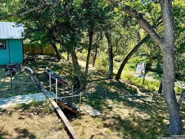 view of yard with a storage shed