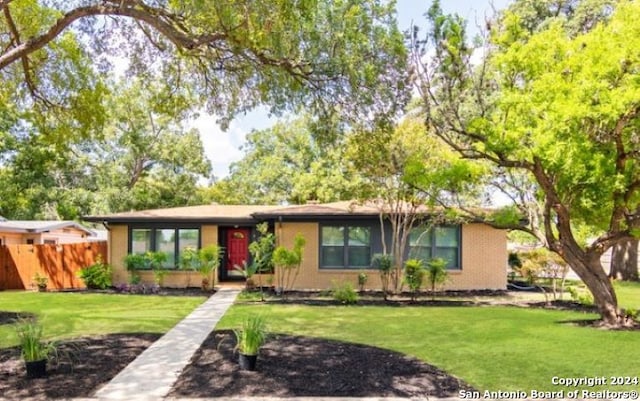 single story home featuring a front yard