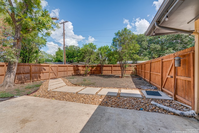 view of yard featuring a patio