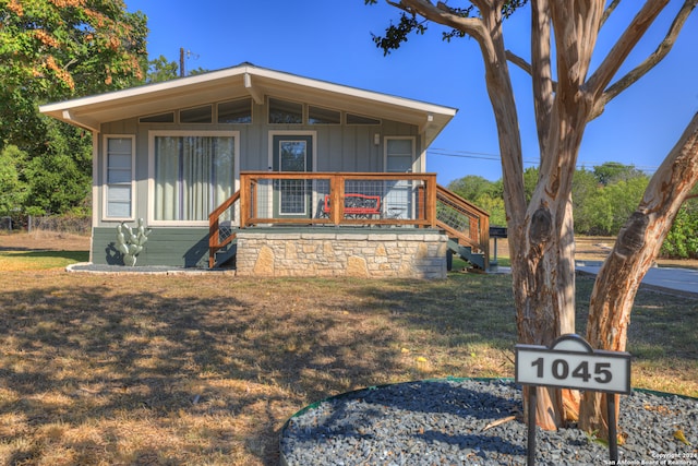 view of front facade with a front yard