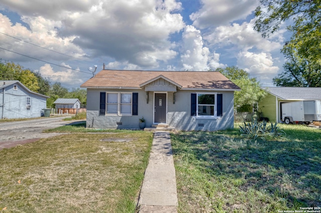 bungalow featuring a front lawn