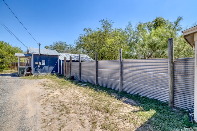 view of yard featuring an outbuilding