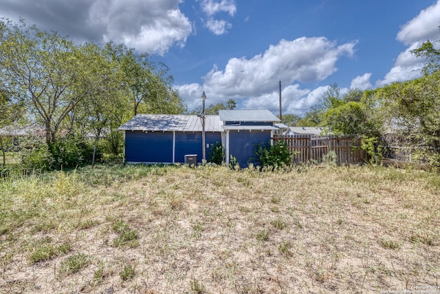 view of yard featuring an outdoor structure