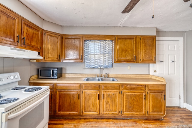 kitchen with light hardwood / wood-style flooring, ceiling fan, white electric range oven, and sink