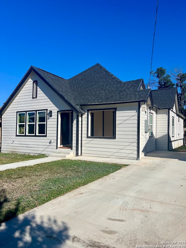 single story home with a front yard