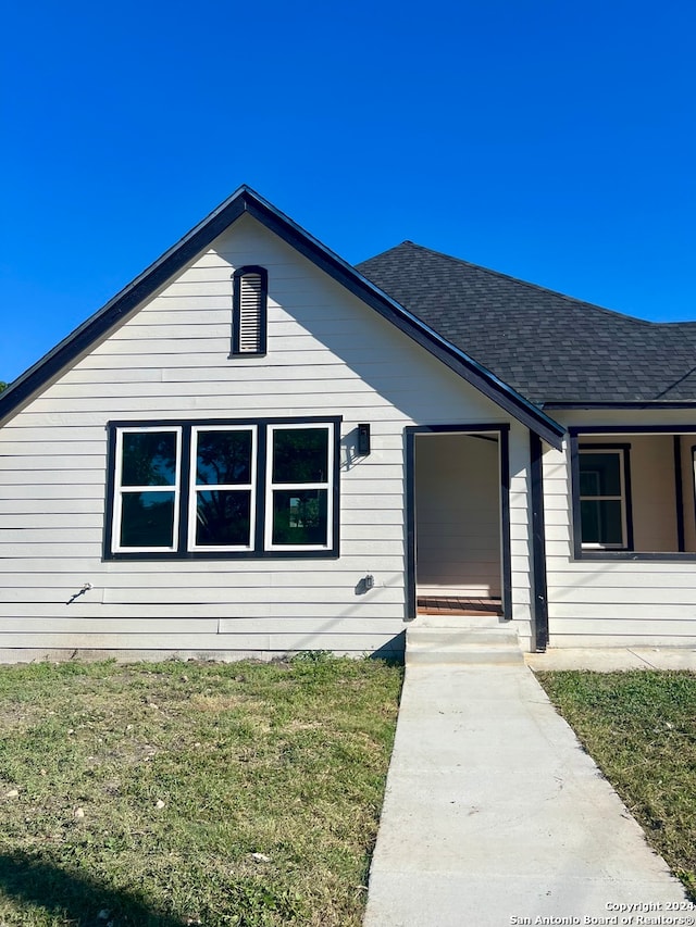 view of front facade featuring a front yard