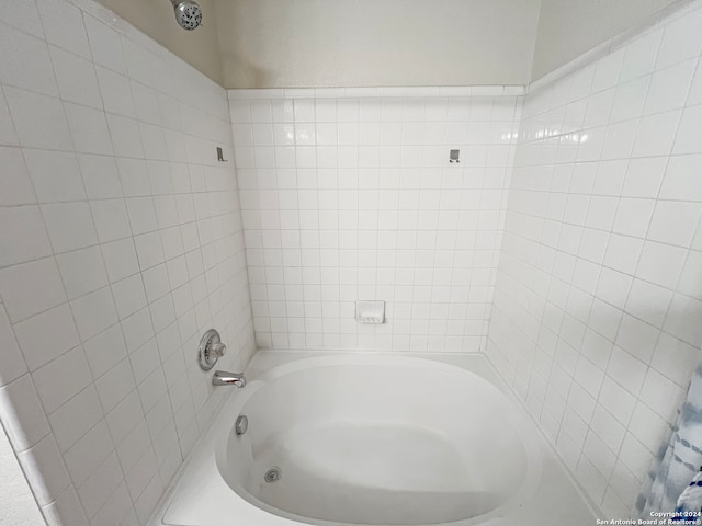 bathroom featuring tiled shower / bath combo