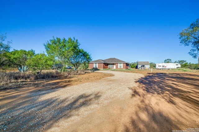 view of yard with driveway