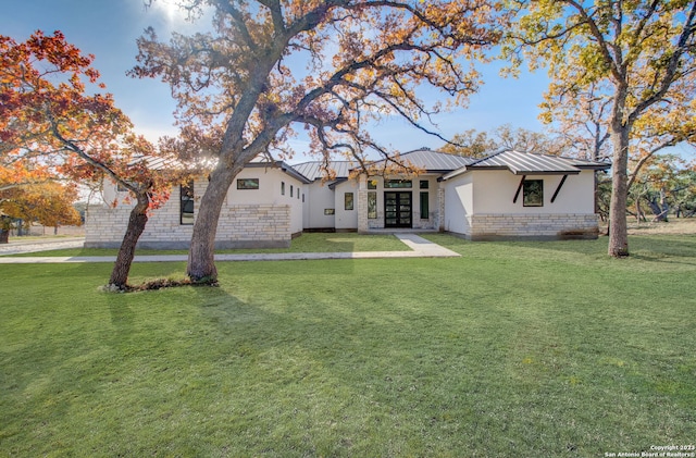 view of front of house featuring a front yard