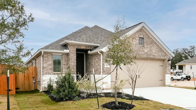 view of front of house featuring a garage and a front yard