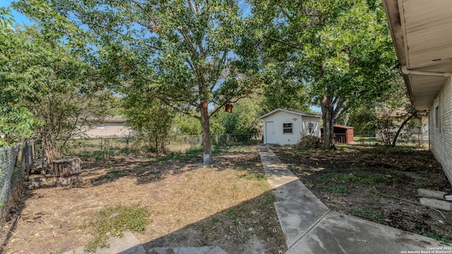 view of yard with an outbuilding