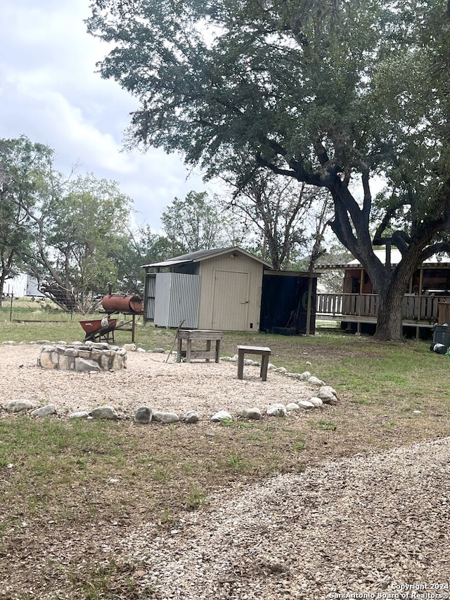 view of yard featuring an outbuilding